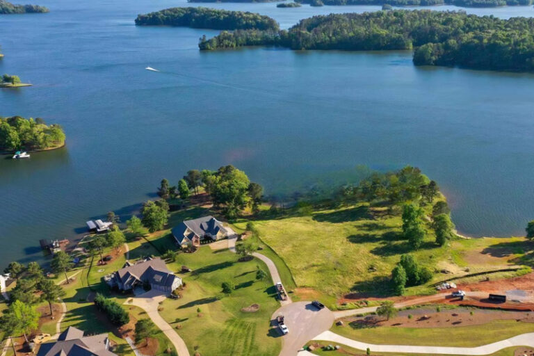 White Plains lake house on Lake Oconee