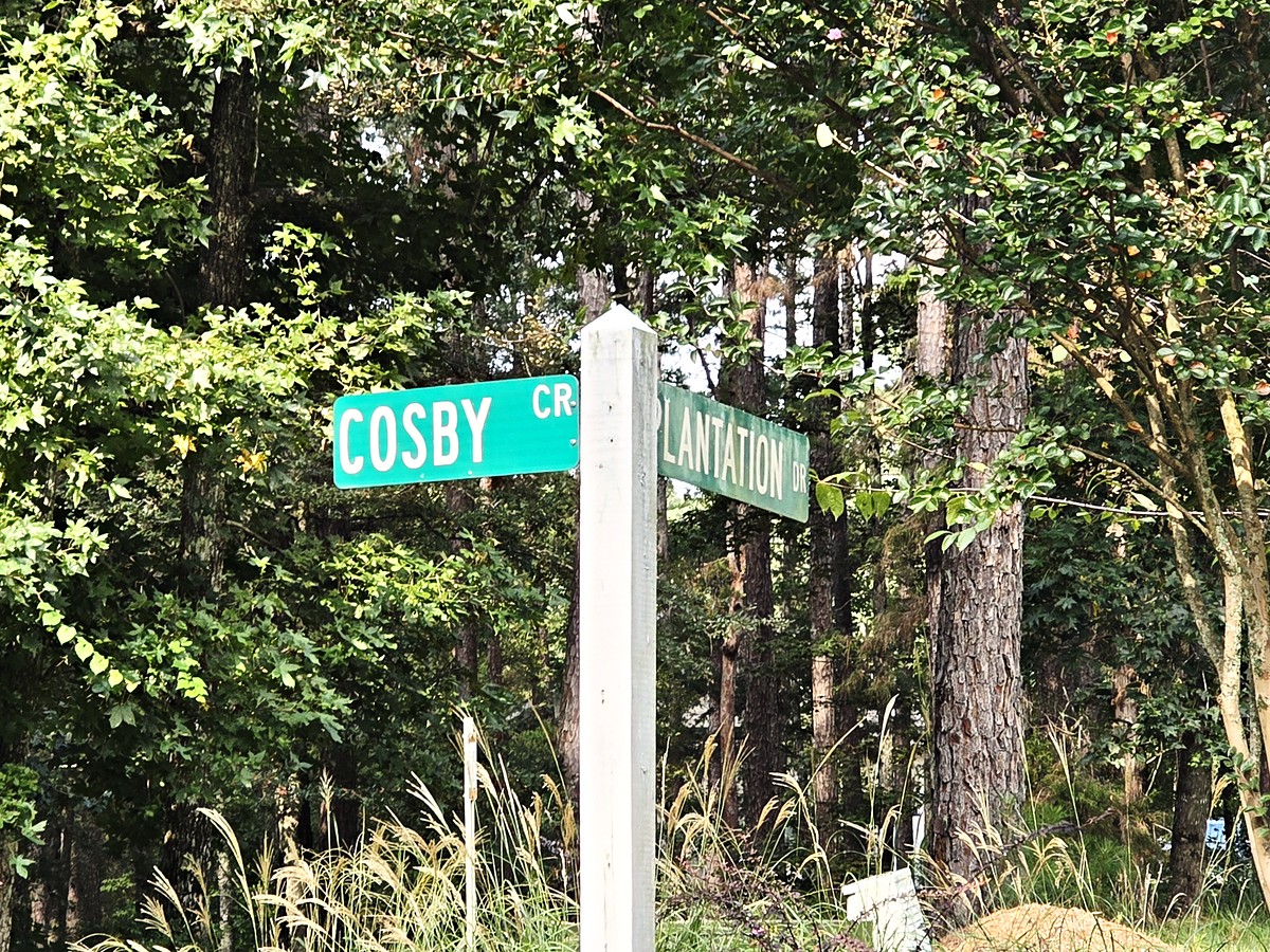 Street signs for Cosby Circle and Plantation Drive in Salem Plantation at Lake Oconee, Greensboro, Georgia