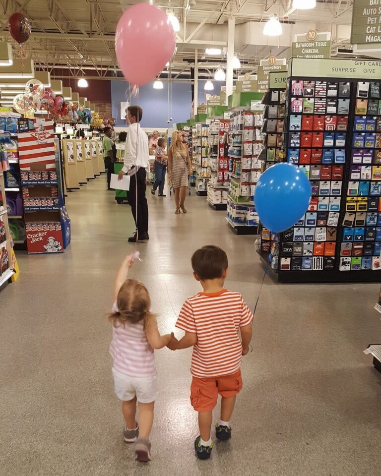 Two children walking through the Lake Oconee Publix in 2017