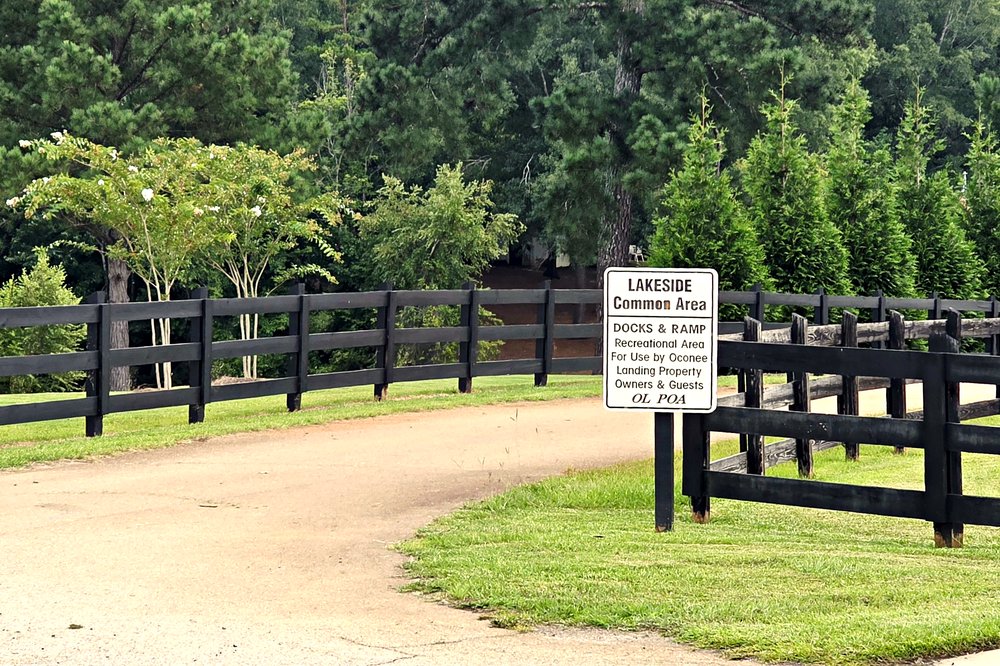 Lakeside common area sign for the Oconee Landing POA docks and boat ramp at Lake Oconee