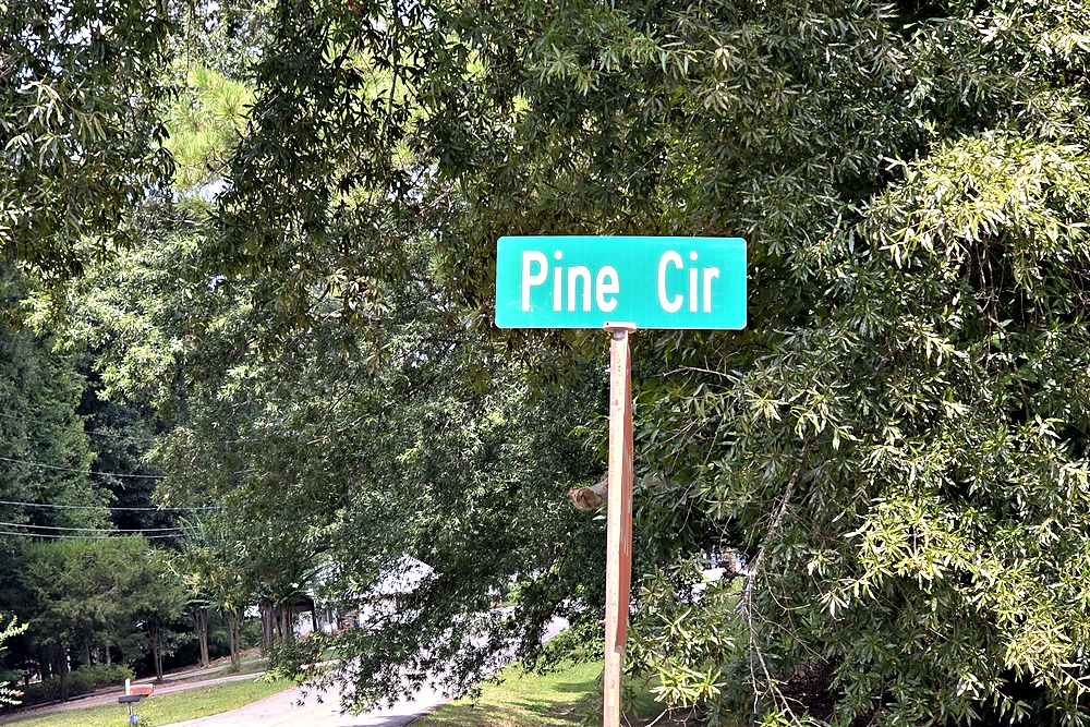 Pine Circle street sign in Lake Oconee Plantation